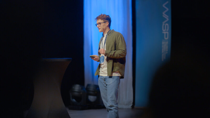 Lars Svensson giving his Alumni of the Year presentation, January 2025. Photo: Peter Karlsson, Svarteld